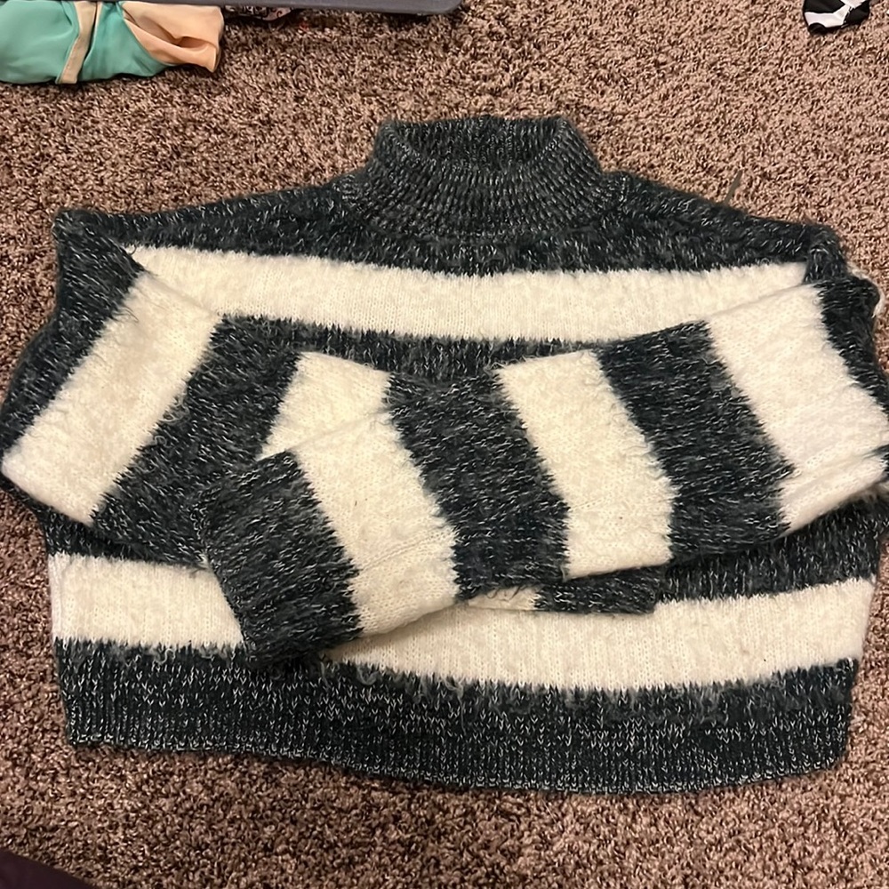 Abound xs cropped sweater! Used!